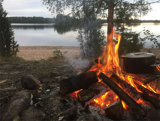 Eine gute Feuerstelle ist ein absolutes "Muss" beim Raubfischangeln in Schweden am Fegensee.